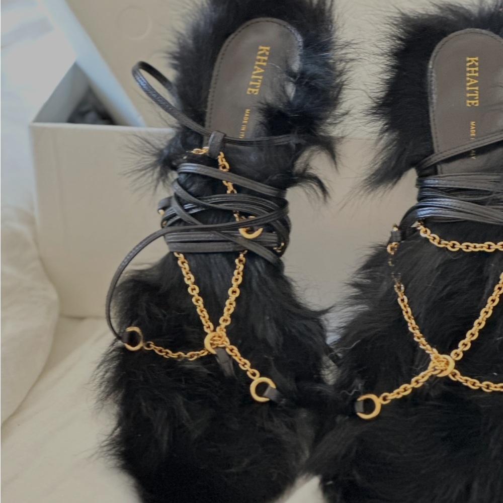 Elegant Black Fur-Trimmed Heels - Picture 4 of 6